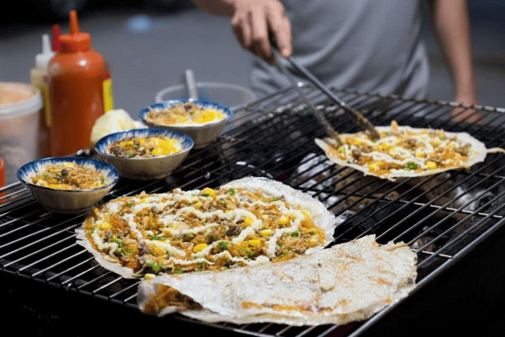 B&aacute;nh tr&aacute;ng nướng c&ograve;n được gọi vui l&agrave; Pizza Việt Nam